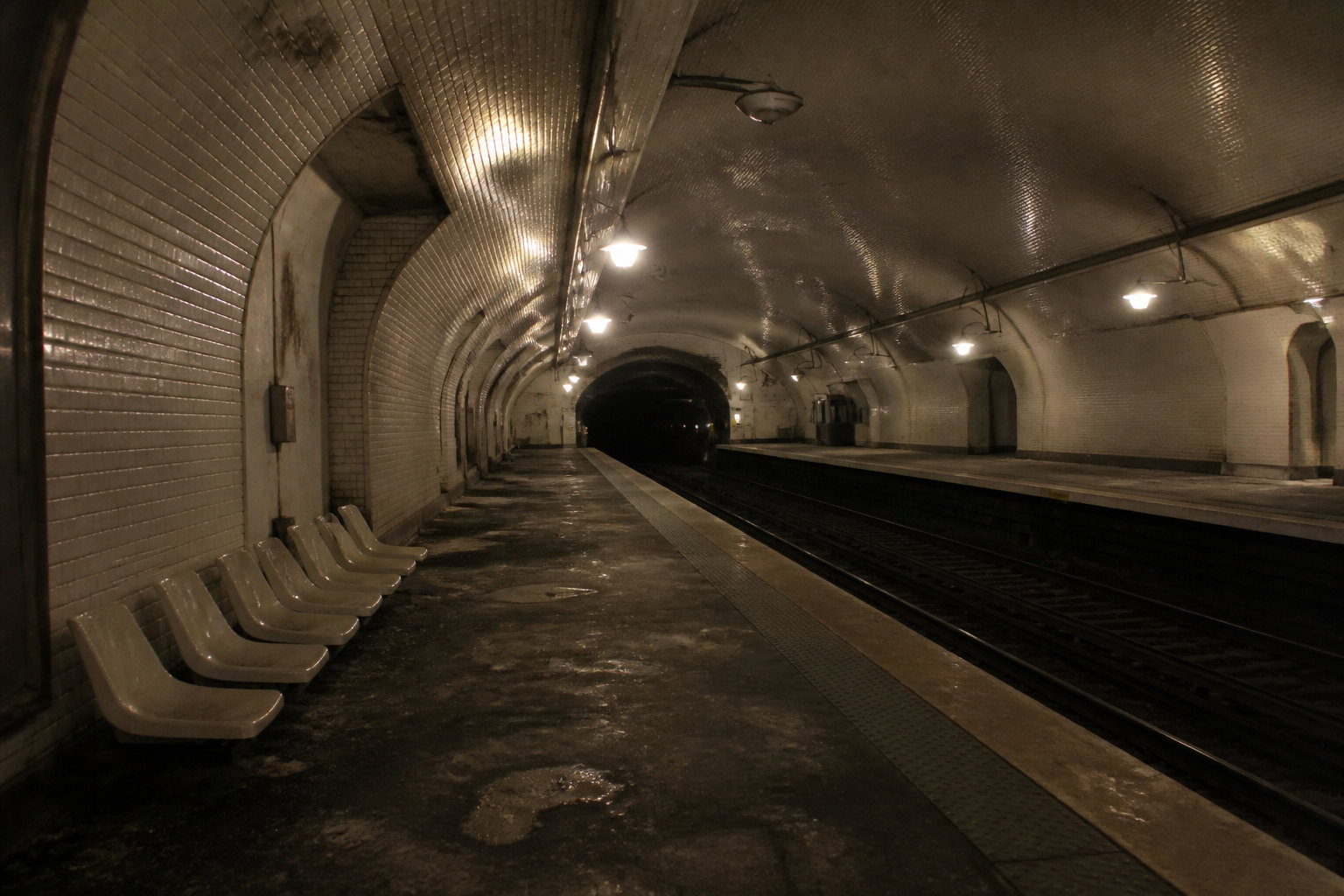 Les stations fantômes : les secrets du métro souterrain